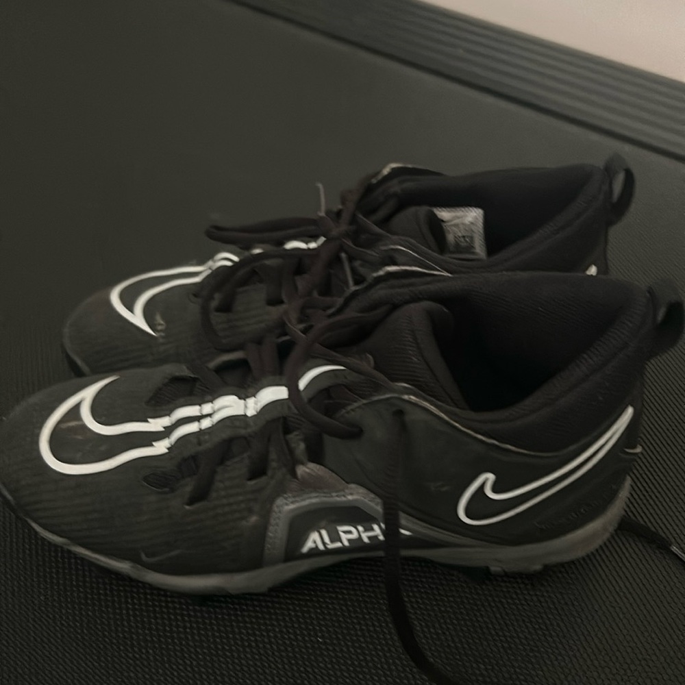 Nike Alpha Boys Size 5.5 footbal cleats